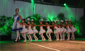 Público comparece para prestigiar espetáculo de dança clássica em Quatro Marcos