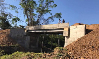 Prefeitura constrói ponte de concreto, faz patrolamento e realiza sonho dos moradores da Figueirinha