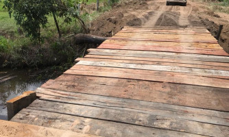 Secretaria de Obras de Quatro Marcos recupera estrada e ponte de acesso à comunidade dos Cuiabanos