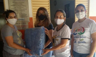Secretária de Assistência Social participa de entrega de cobertores via Projeto Aconchego