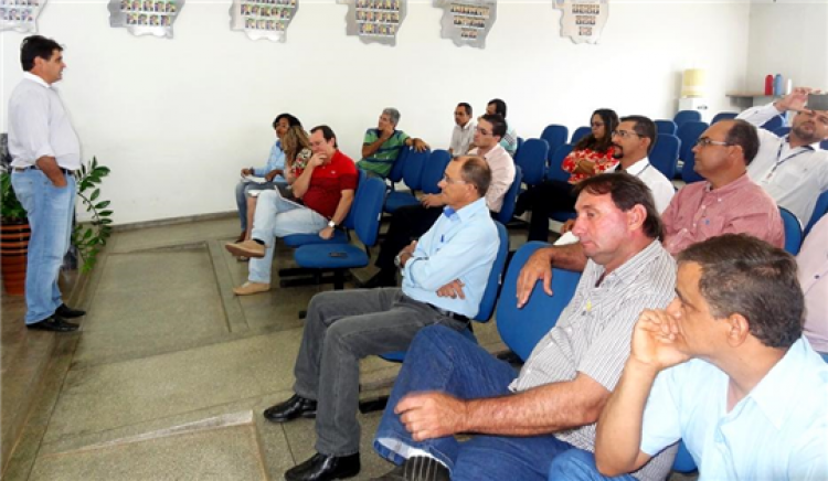 Prefeito Carlos Bianchi discute com empresários o fortalecimento do setor de móveis em Quatro Marcos