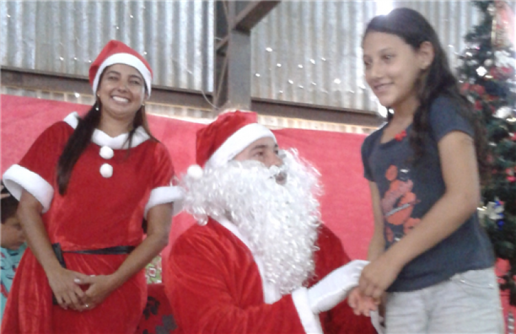 Papai Noel visita o PETI e atende pedidos das crianças enviados através de cartas