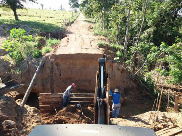 Prefeitura inicia reconstrução com recursos próprios de Ponte na comunidade Bandeirantes