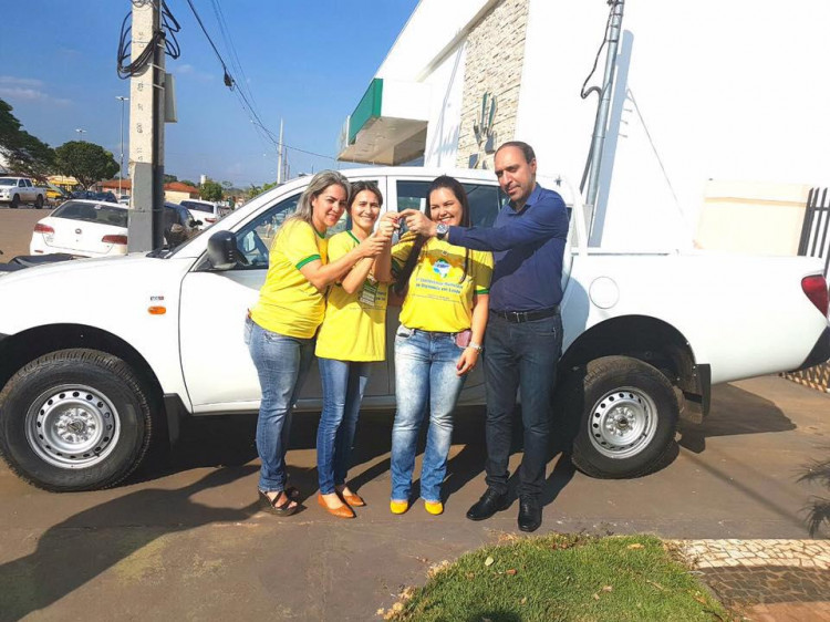 Prefeito Professor Ronaldo entrega caminhonete para Vigilância em Saúde do município durante Conferência