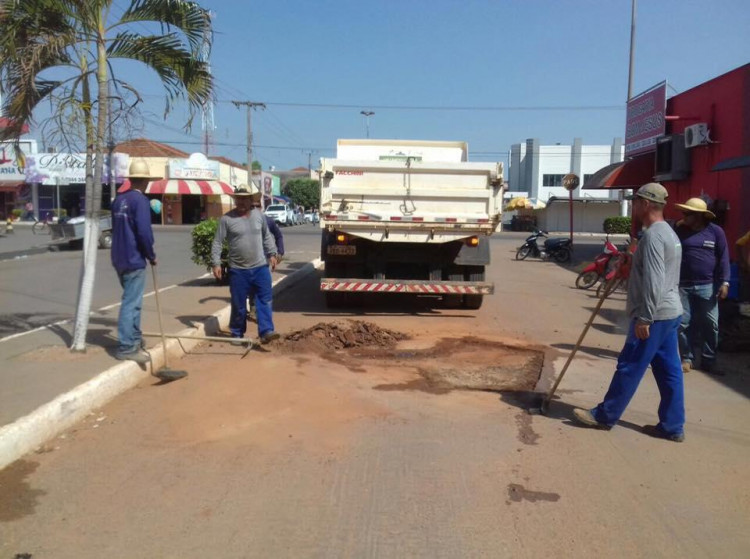 Prefeitura de Quatro Marcos inicia tapa-buracos; trecho de acesso ao hospital municipal será recuperado