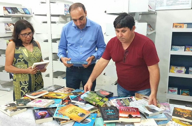 Biblioteca Pública de Quatro Marcos adquire mais livros e mais prateleiras para atender os leitores do município