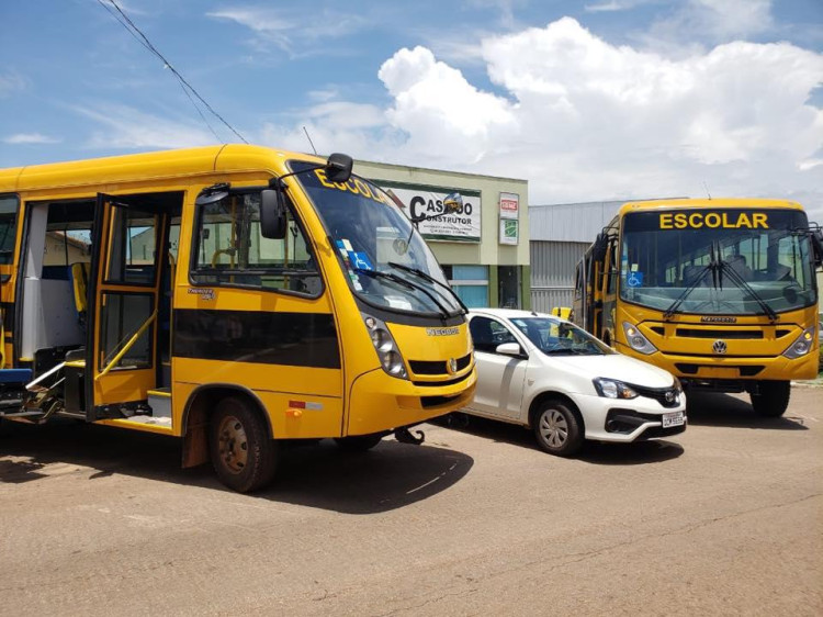 Prefeitura adquire dois ônibus para transporte escolar e um veículo para o transporte de usuários do CAPS