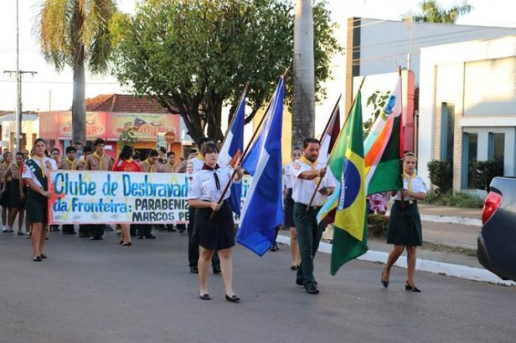 Desfile Cívico marcou comemoração do aniversário de Quatro Marcos e resgate da tradição está assegurado