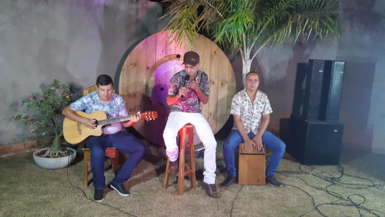 Cantor Theodoro grava live sertanejo universitário por ser beneficiado pela Lei Aldir Blanc em Quatro Marcos