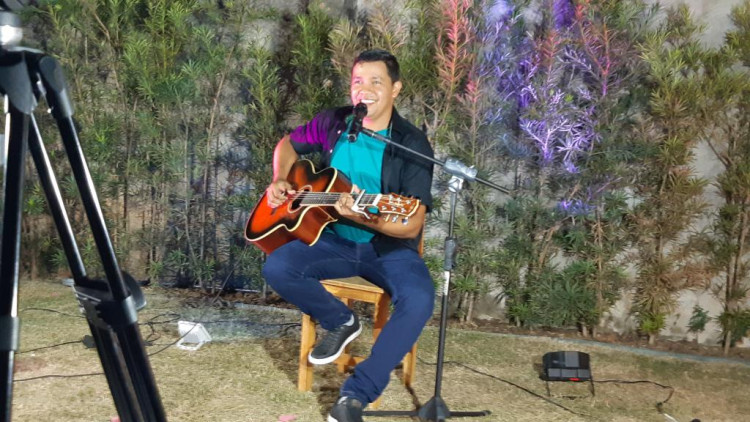 Live do cantor Geraldo Oliveira pela Lei Aldir Blanc de Isolamento Social em Quatro Marcos trás musicas autorais