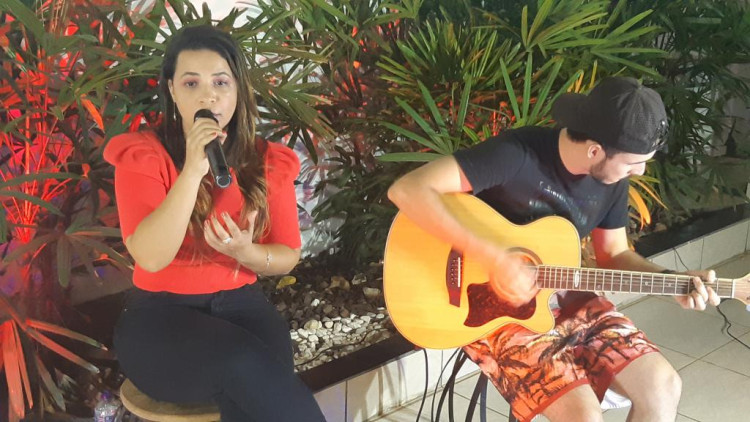 Live pela Lei Aldir Blanc da cantora Kah Molina está disponível para população assistir