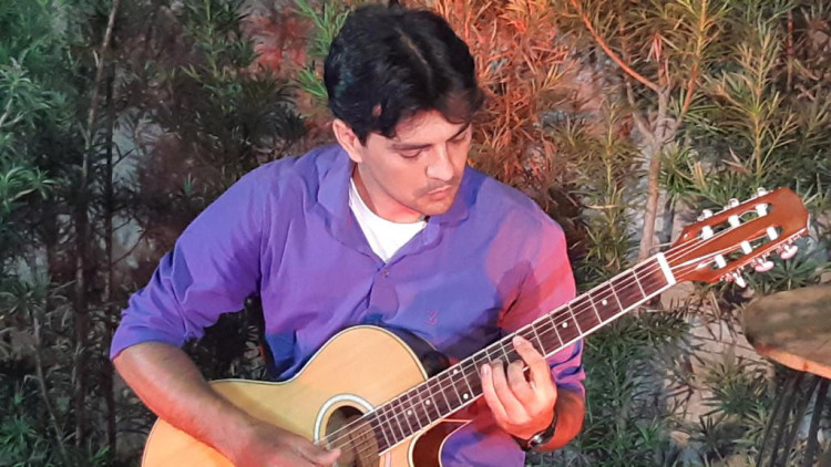 Músico Zaac Leite encanta ouvintes com músicas instrumentais no violão ao ser premiado pela Lei Aldir Blanc