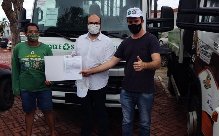 Consórcio entrega maquinários para atender coleta seletiva do município e de associação em Quatro Marcos