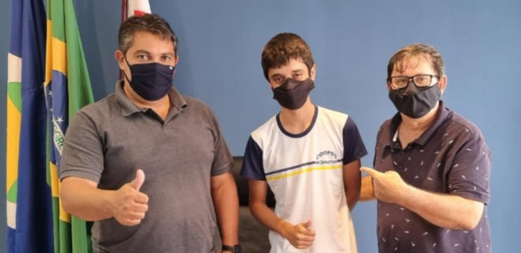 Pedro Violeiro visita gabinete do prefeito para comunicado oficial sobre viagem a programa musical em SP