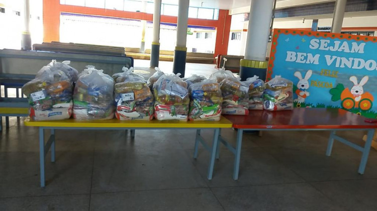 Secretaria de Educação realiza distribuição de Kits de Alimentação para alunos do Bolsa Família das Escolas Municipais e Centros de Educação Infantil