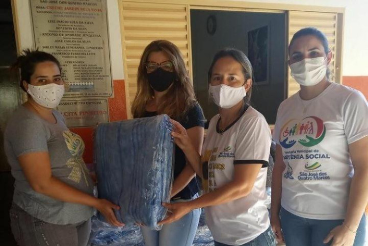 Secretária de Assistência Social participa de entrega de cobertores via Projeto Aconchego