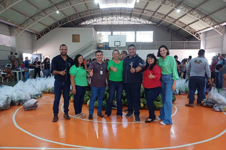 Prefeitura Municipal participa da entrega de alimentos do Programa de Aquisição de Alimentos para famílias atingidas pelos alagamentos em Cáceres/MT.