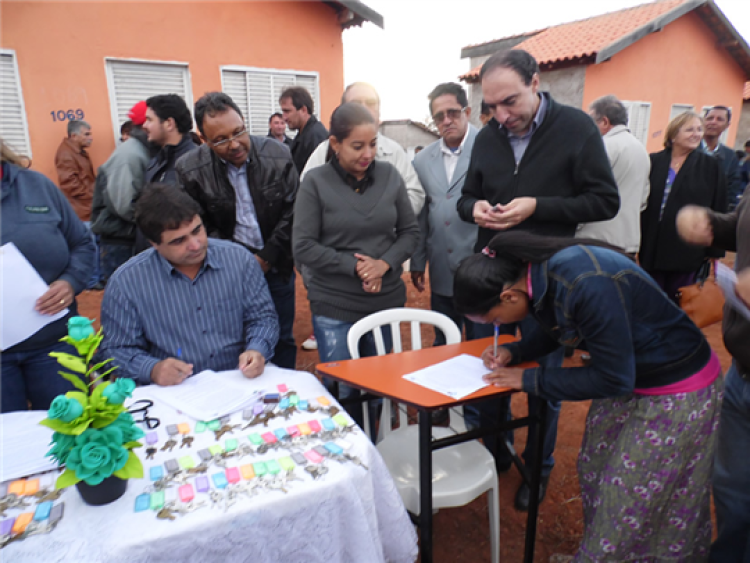 Prefeitura entrega 100 casas populares em Quatro Marcos